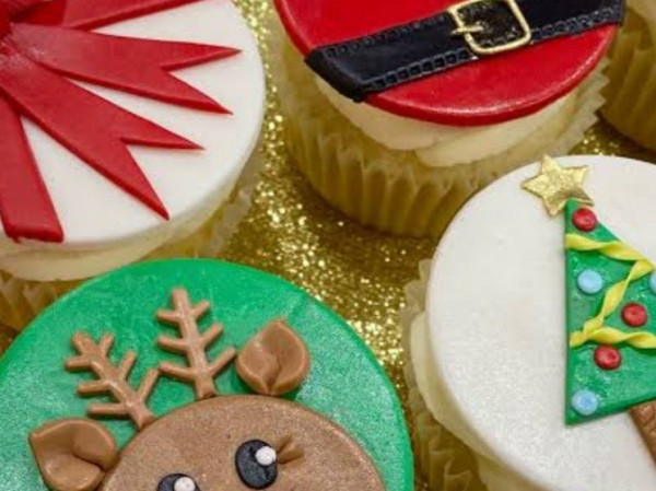Cake Decorating - Decorate Christmas Cupcakes