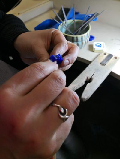 working-with-hard-wax-student 